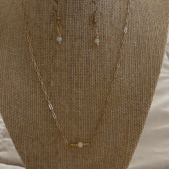 Elegant Gold and White Necklace and Earring Set - Picture 1 of 4